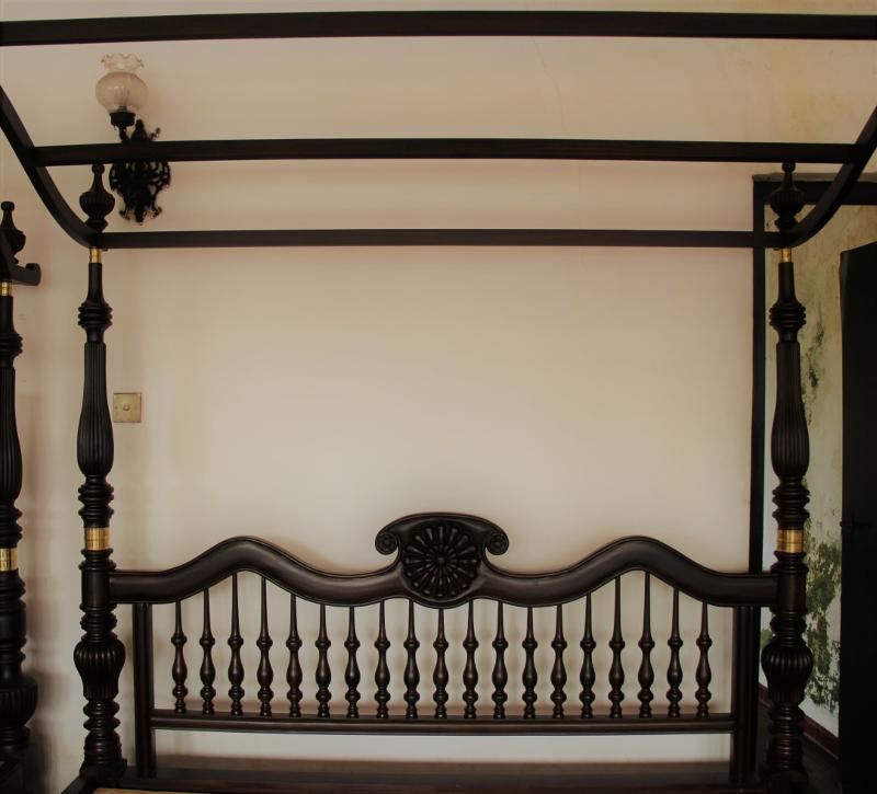 Aludel Bed with Canopy